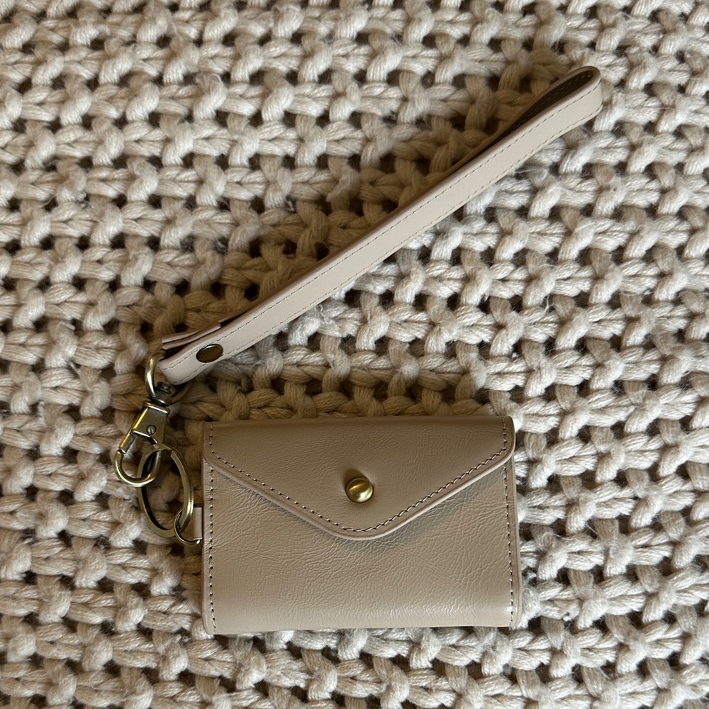 Andar poppy wristlet in crema